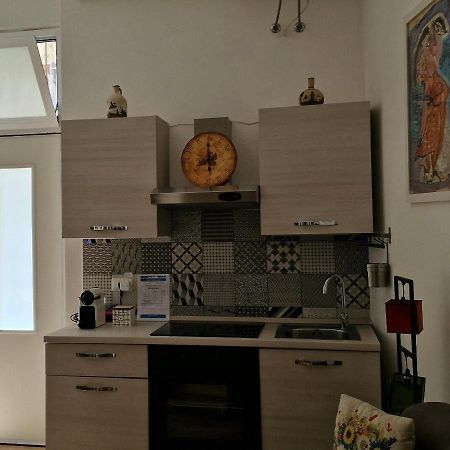 4 Via Valona - Executive Luxury Apartment Bari Exterior foto
